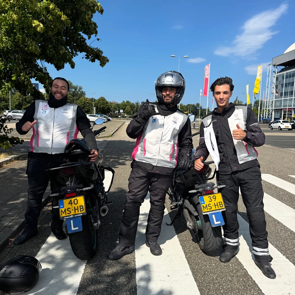 MotorStudent leerlingen met herkenbare leshesjes en lesmotoren bij GelreDome